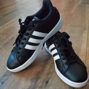 *Reposh* Adidas Advantage women's sneakers